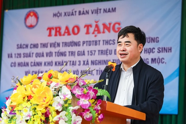 Hội Xuất bản trao quà 'Xuân yêu thương' tới học sinh khó khăn